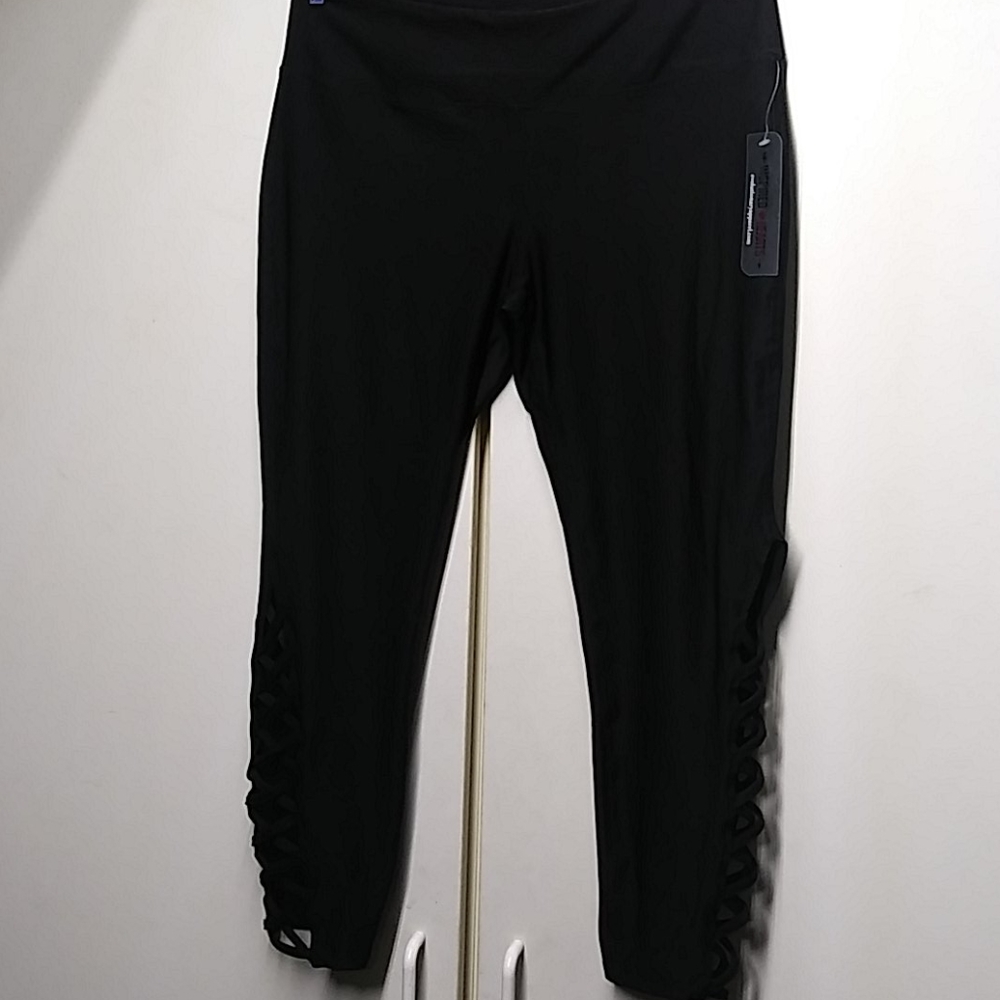 (NWT) Large, Inspired Hearts capri leggings.